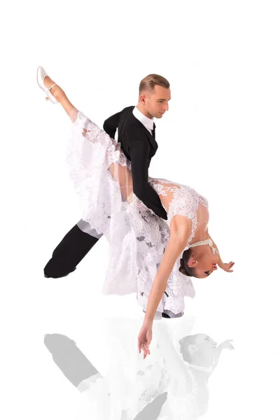 Ballrom casal de dança em uma pose de dança isolado em bachground branco — Fotografia de Stock