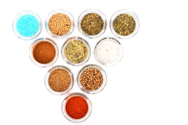 beyaz zemin üzerine kavanoz içinde çeşitli baharatlar