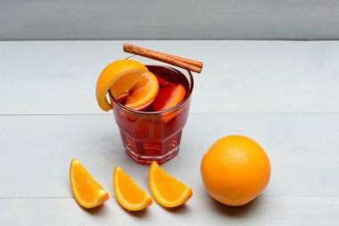 çay veya tarçın ile mulled şarap, turuncu ahşap arka plan üzerinde