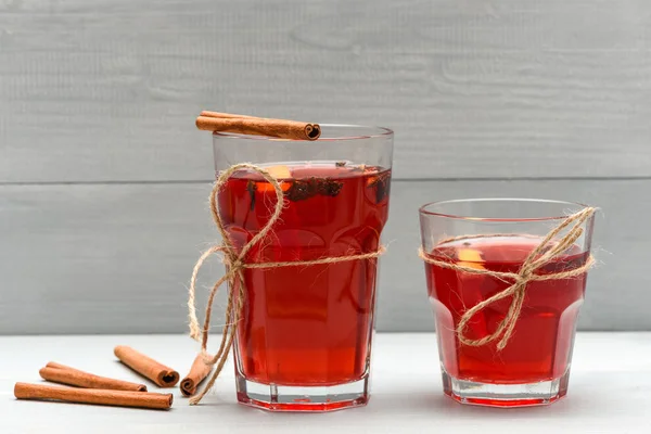 Τσάι ή ζεστό κρασί με κανέλα στο γυαλί Χριστούγεννα — Φωτογραφία Αρχείου