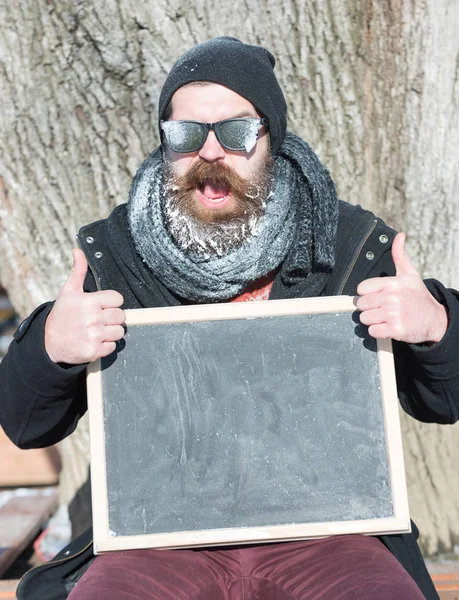 Inverno barbudo homem com bordo — Fotografia de Stock