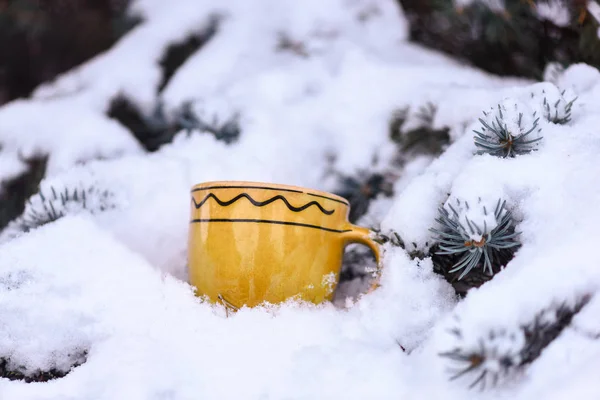 Taza ornamentada amarilla — Foto de Stock