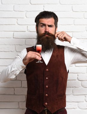 Gerçekten yakışıklı sakallı bir adam.