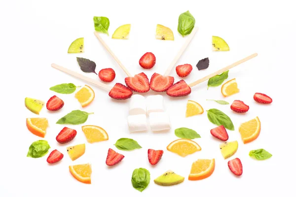 Jordgubb, grön myntablad och orange isolerad på vit — Stockfoto