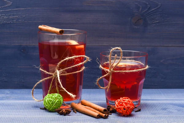 Τσάι ή ζεστό κρασί με κανέλα, λεμόνι και badians — Φωτογραφία Αρχείου