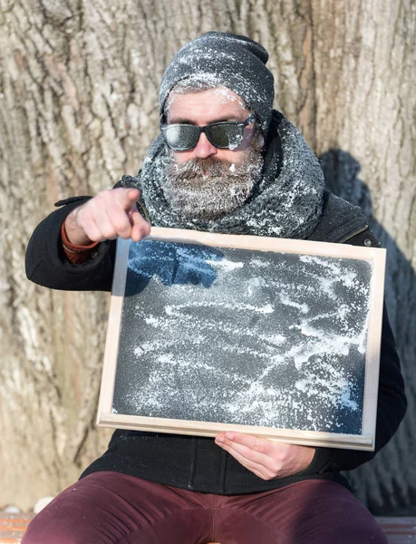 Vinter skäggig man med ombord — Stockfoto