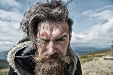 Sakallı yakışıklı ciddi adam dağ tepe üzerinde