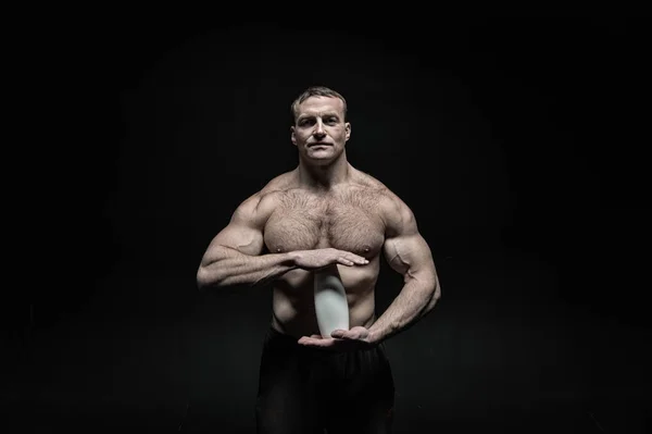 Bello uomo atleta sexy con il corpo muscolare tiene bottiglia di bevanda — Foto Stock