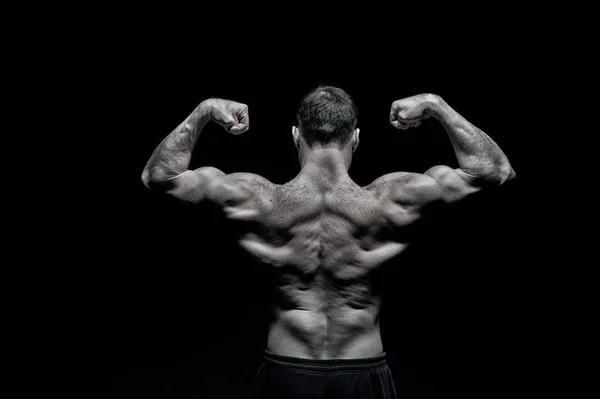 Homem fisiculturista bonito com musculação e posando — Fotografia de Stock