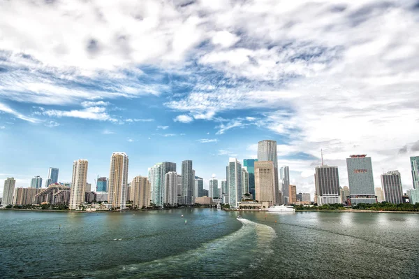 Luchtfoto van Miami wolkenkrabbers met blauwe bewolkte lucht, boot zeil — Stockfoto