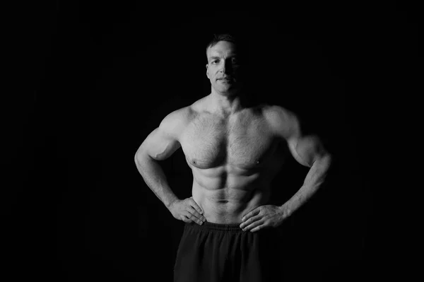 Sexy muscular macho torso con peludo pecho de hombre entrenamiento —  Fotos de Stock