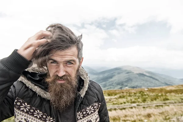 Barbuto bell'uomo serio sulla cima della montagna — Foto Stock