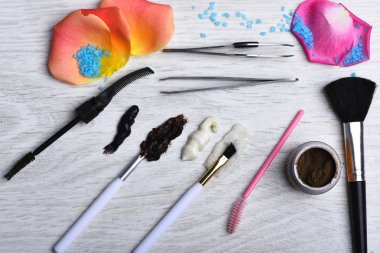 saç boyası, makyaj süngeri, fırçalar, kaş fırçası, cımbız