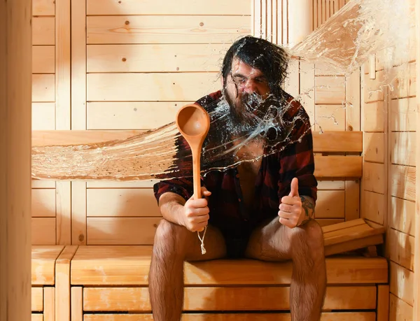 Saunada ıslak heyecanlı bir adam. — Stok fotoğraf