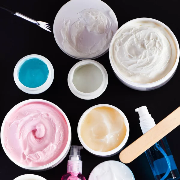 Verschiedene Kosmetika: Creme, Gel, Reinigungsmittel, Bürsten, Nagelfeile, Kosmetikspachtel — Stockfoto