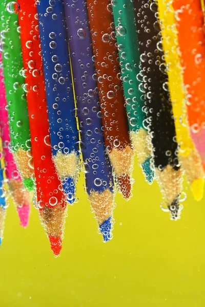 Lápices de colores en agua con gas —  Fotos de Stock
