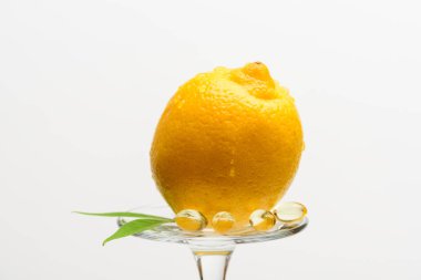 limon kapsülü ile bardağı üzerinde