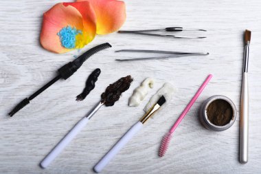 saç boyası, makyaj süngeri, fırçalar, kaş fırçası, cımbız