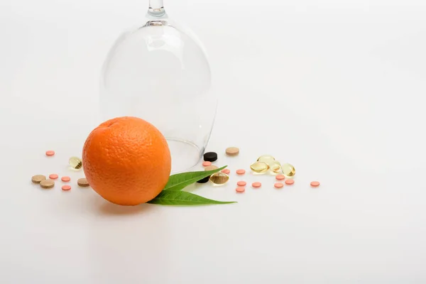 알 약 및 캡슐 와인 글라스에 오렌지 — 스톡 사진
