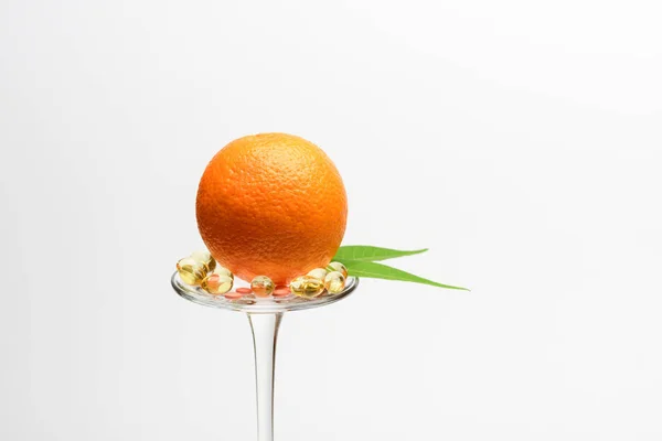 Orange på vinglas med piller och kapsel — Stockfoto