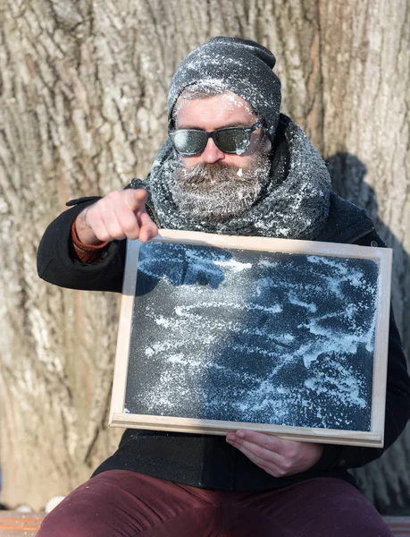 Kış sakallı adam tahtayla — Stok fotoğraf