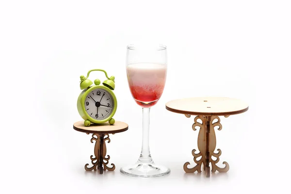 Eslinga de coctel de alcohol con reloj en mesa decorativa — Foto de Stock