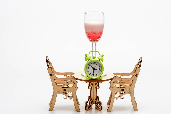 Eslinga de coctel de alcohol en la mesa decorativa con sillas, reloj —  Fotos de Stock