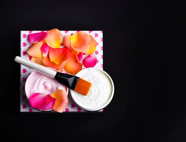 Různé kosmetiky: smetana, štětec a box s růží — Stock fotografie