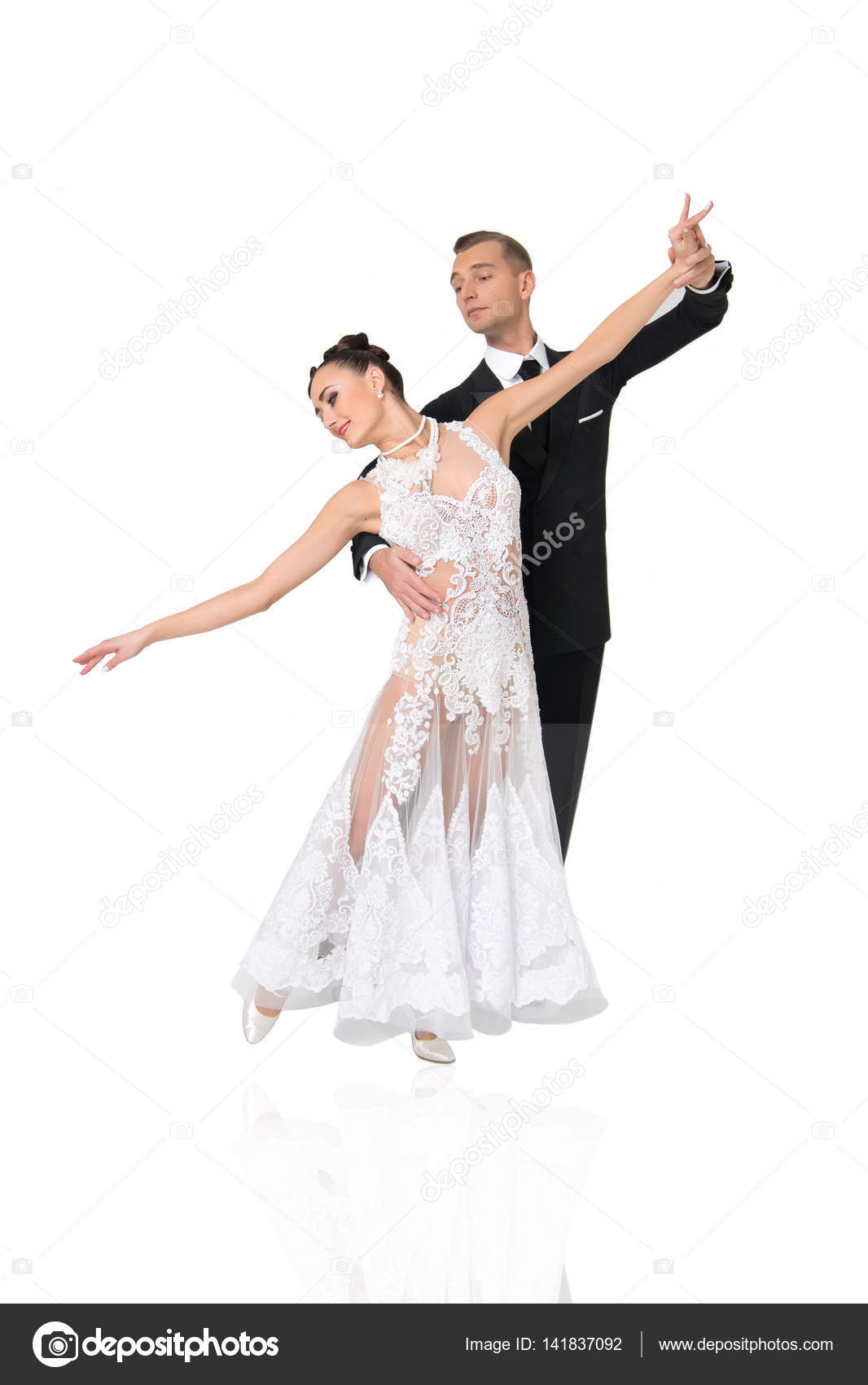 舞会上的一对舞伴在白色的海滩上独立地摆着姿势——图库图片© stetsik #141837092, image size:1066x1700