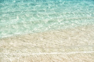 dalgalı su arka plan üzerinde kum