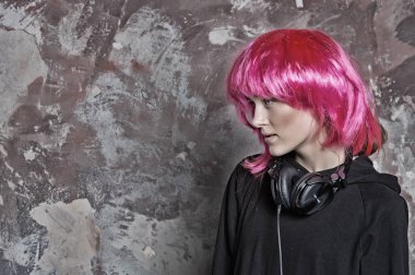 kulaklıklar ile pembe peruk DJ kız