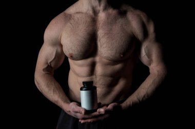 kas vücut yakışıklı seksi atlet adamla plastik kavanoz veya kapsayıcı tutan