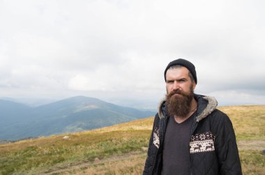 Sakallı yakışıklı ciddi adam dağ tepe üzerinde