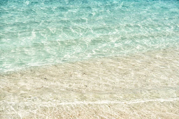 Fondo de agua ondulada sobre arena — Foto de Stock