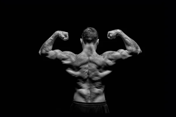 Homem fisiculturista bonito com musculação e posando — Fotografia de Stock