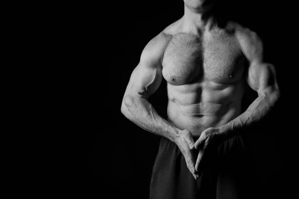 Sexy muscular masculino torso com peludo peito de homem treino — Fotografia de Stock