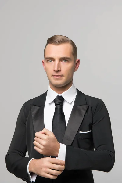 Hombre de negocios guapo en traje de moda en el estudio — Foto de Stock