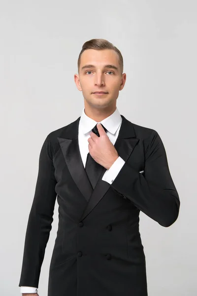 Hombre de negocios guapo en traje de moda en el estudio — Foto de Stock