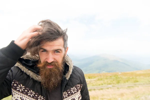 Barbudo guapo serio hombre en la cima de la montaña — Foto de Stock