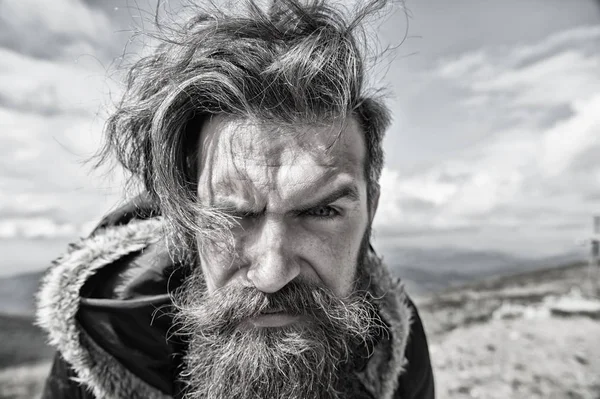 Barbudo bonito sério homem no topo da montanha — Fotografia de Stock