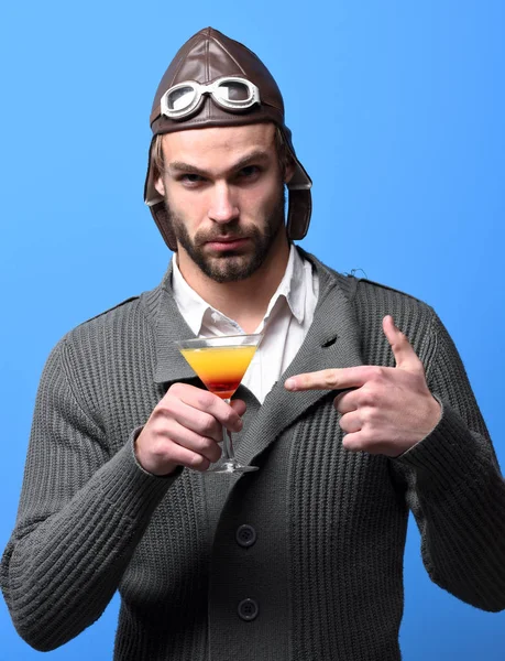 Pilota barbuto con cocktail in vetro — Foto Stock
