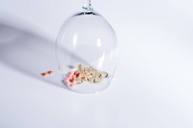 kapsül ve bardağı içinde hap