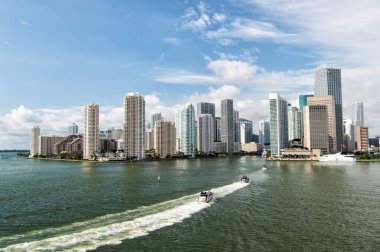 Mavi bulutlu gökdelenli Miami gökdelenlerinin hava manzarası, tekne yelkeni