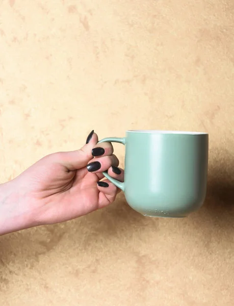 Thé bleu ou tasse de café à la main sur fond texturé — Photo