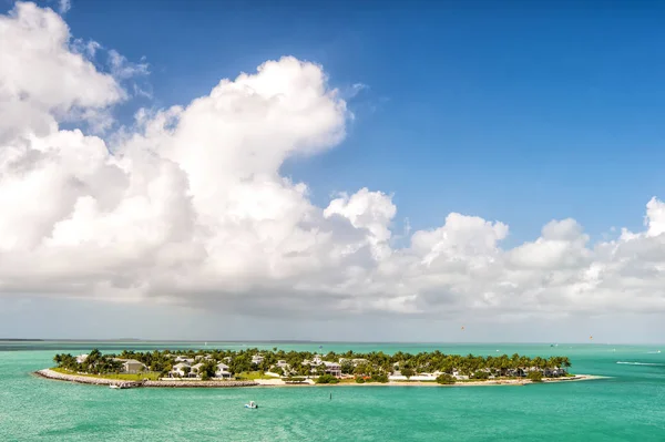 Key West, Florida yeşil ada tarafından yüzen turistik tekne — Stok fotoğraf