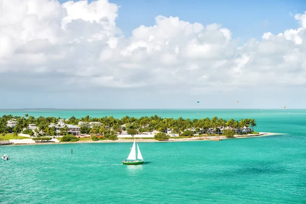 Yate turístico flotando por la isla verde en Key West, Florida — Foto de Stock