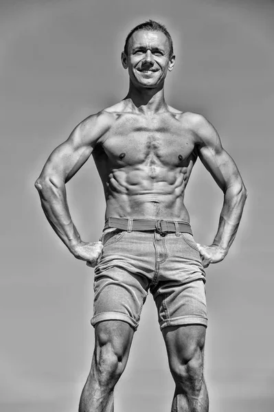 Knappe man bodybuilder met gespierd lichaam poseren buiten — Stockfoto