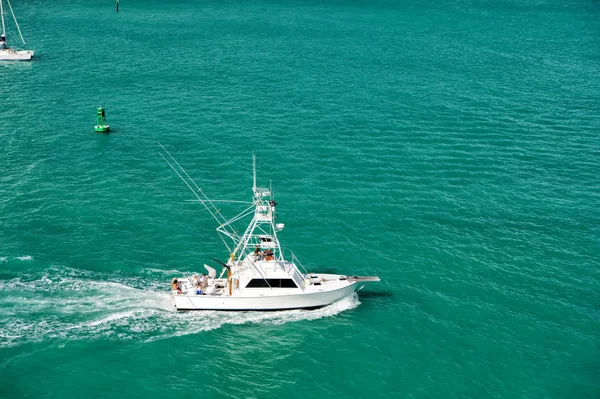 Jachtu nebo člun plující na tyrkysové vody slunné letní venkovní — Stock fotografie