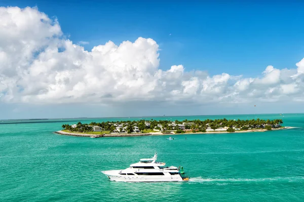 Touristisches Boot, das an einer grünen Insel im Westen Floridas schwimmt — Stockfoto