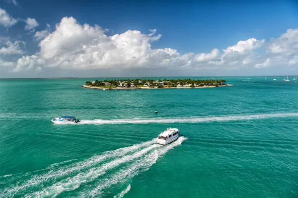 Touristic yachts floating by green island at Key West, Florida — Stock Photo, Image